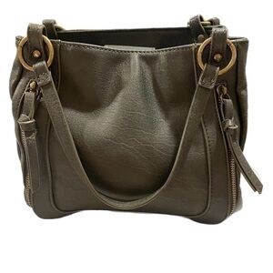 Fashion bag with no markings or tags. S very weird olive/black color brass P1